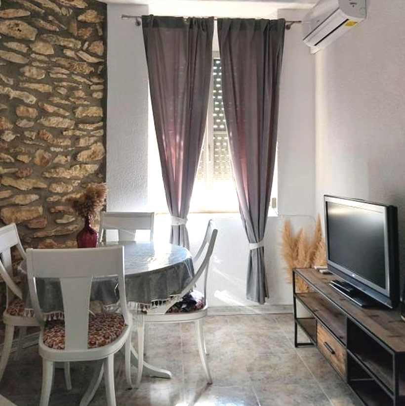 Amplio dormitorio con acceso a balcón y vistas a la piscina alquilar Alcanar Playa