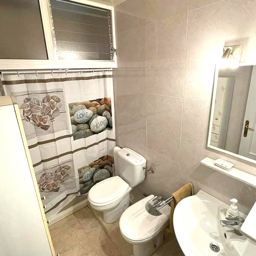 Cuarto de baño con ducha y bañera/bidé/lavabo/WC Alcanar Playa, cerca Sant Carles de la Rapita ,Delta del Ebre, Groom service Delta