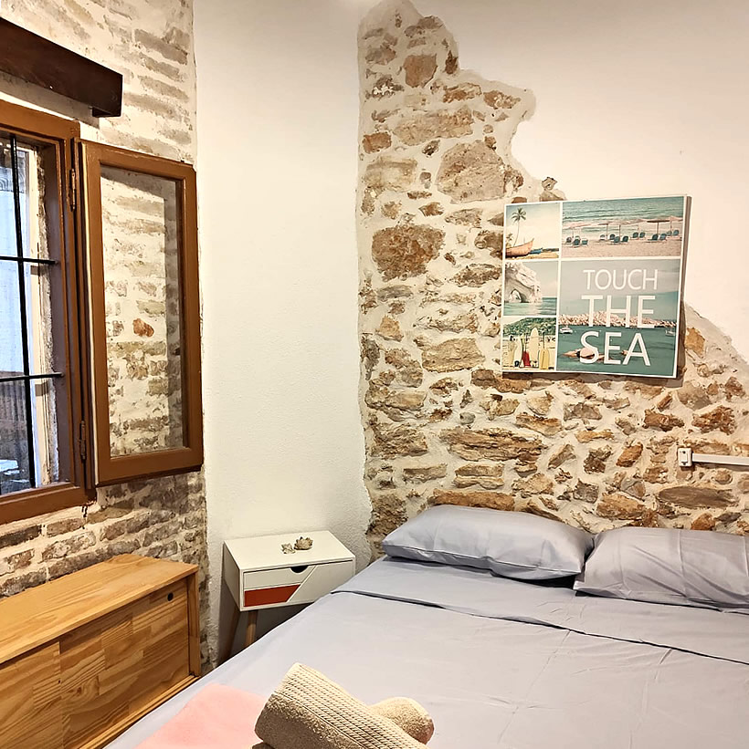 habitacion matrimonial con ventana en patio privado, location Delta de l'Ebre
