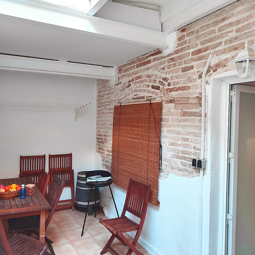Patio con barbacoa, mesa y sillas de madera Ampolla, Delta de l'Ebre